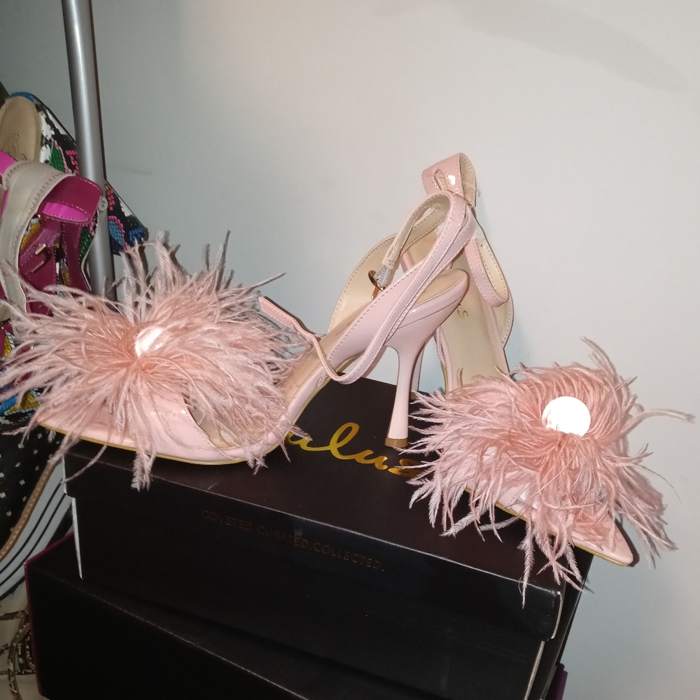 Feather high heel shoes
